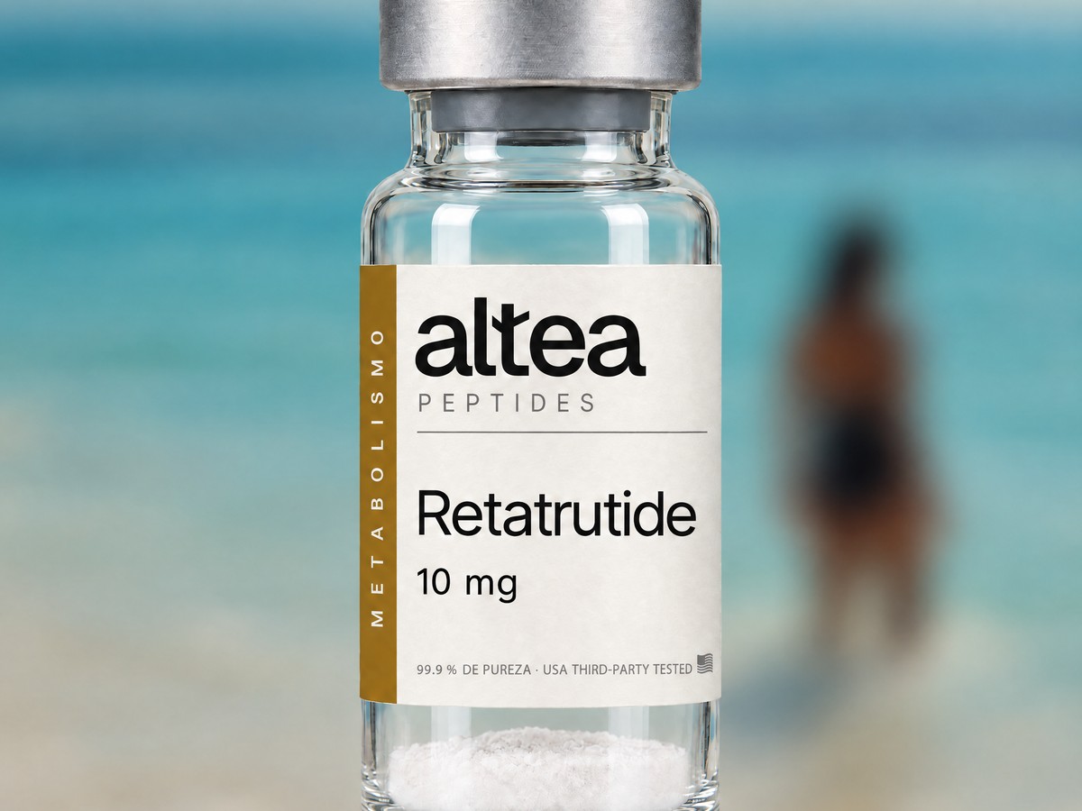 Vial de Retatrutide frente a una escena de playa desenfocada