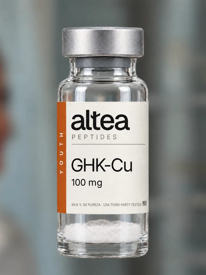 Acercamiento lento a un vial de GHK-Cu. Se distinguen la etiqueta, el sello de aluminio engarzado y el liofilizado dentro del vidrio.